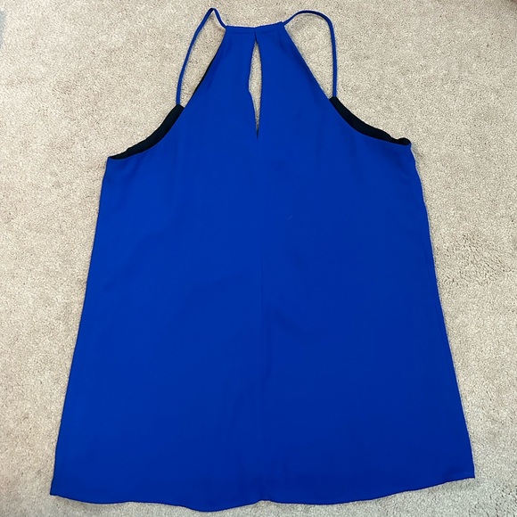 Express Reversible Barcelona V-neck Tank - Picture 2 of 3